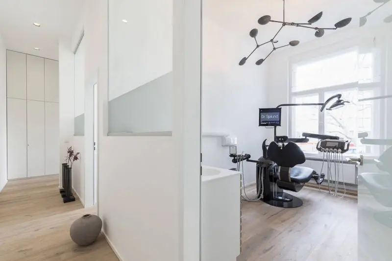 DrSjoelund_Praxis_Behandlungszimmer_2
